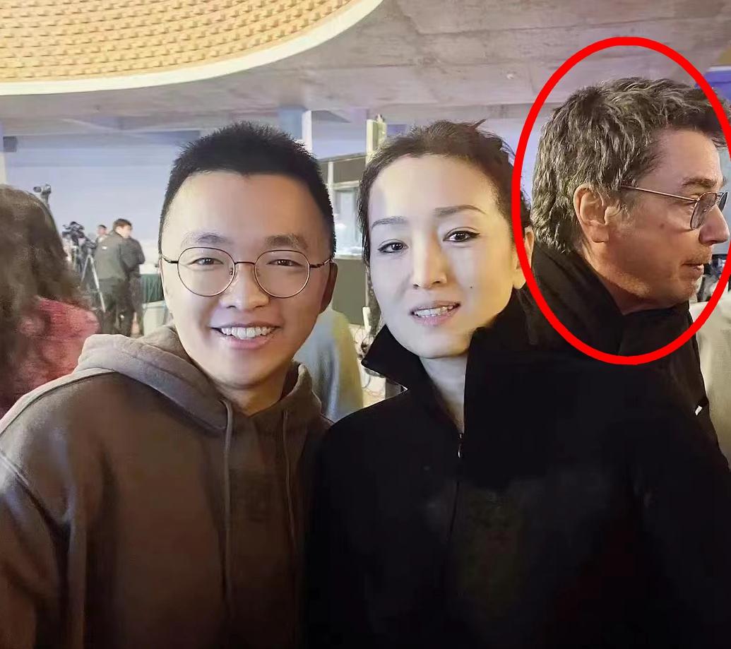 鞏俐夫婦陪法國總統(tǒng)訪華，看到黃渤逗樂馬克龍，鼓掌笑出表情包(圖17)