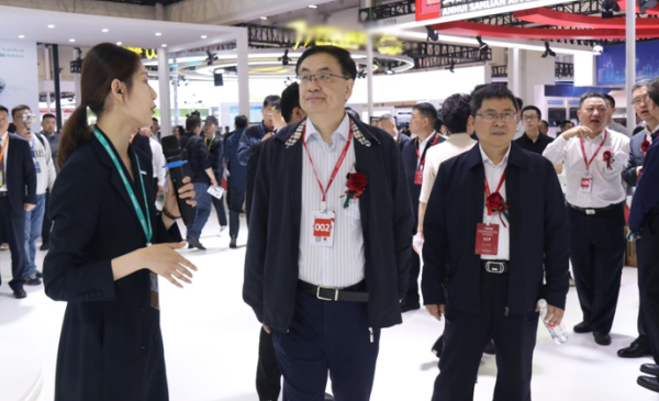 
			智通道和，舒心出行，海信網(wǎng)絡(luò)科技公司亮相第十四屆交博會(huì)
		(圖1)