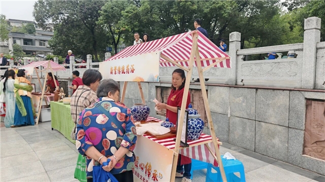 非遺活動點燃新繁東湖,文商旅體融合繪就城鄉(xiāng)新圖景(圖4) 非遺活動點燃新繁東湖,文商旅體融合繪就城鄉(xiāng)新圖景(圖4)