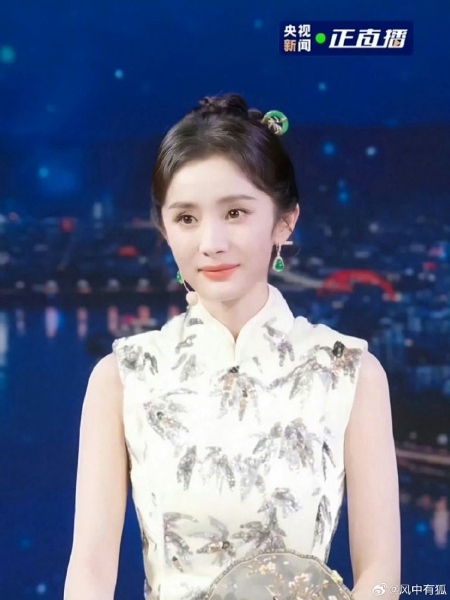 楊冪央視中秋晚會(huì)探班直播 穿古典中國(guó)風(fēng)旗袍韻味十足