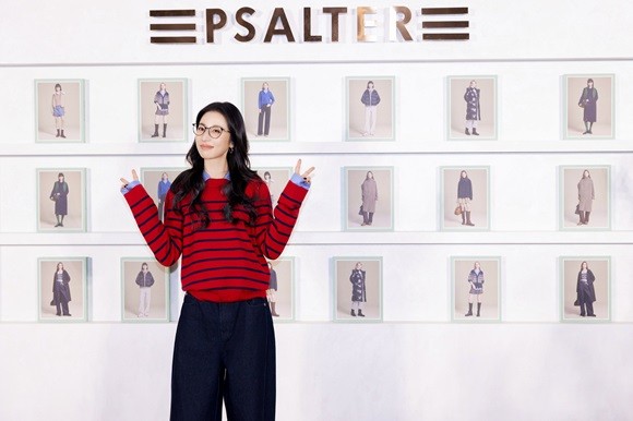 周雨彤亮相PSALTER詩篇20周年快閃，演繹智趣暖冬！